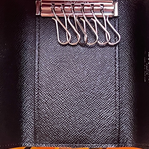 LOUIS VUITTON DAMIER GRAPHITE 6 RING KEYHOLDER (FULL INCLUSION) - Picture 8 of 11